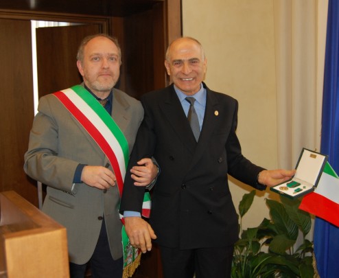 Il Sindaco di Ferrara Tiziano Tagliani consegna la croce di Cavaliere della Repubblica al Maestro Artigiano Giuliano Grenzi