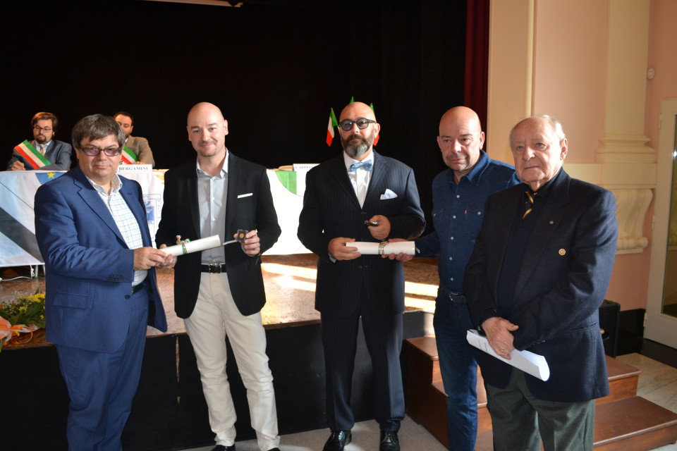 Mirko Benassi riceve il diploma di Maestro Artigiano. Da sinistra: il presidente di CNA Davide Bellotti, Mirko Benassi, il socio Luca Benea, il direttore provinciale di CNA Diego Benatti, il presidente dell'Accademia dei Maestri Artigiani Elleno Zecchini