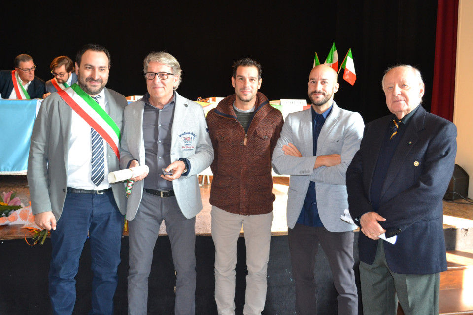 Paolo Cappelli riceve il diploma di Maestro Artigiano. Da sinistra: il sindaco di Bondeno Fabio Bergamini, Paolo Cappelli, i due figli, il presidente dell'accademia Elleno Zecchini