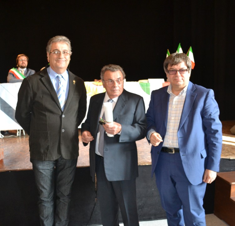 Cesare tralli riceve il diploma di Maestro Artigiano. Da sinistra: il consigliere dell'accademia Marco Garbellini, Cesare Tralli, il Presidente provinciale di CNA Davide Bellotti